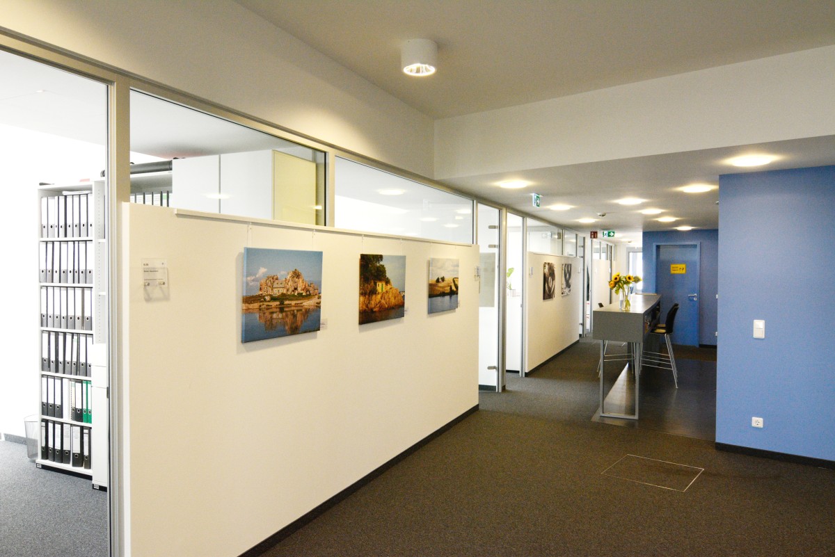 A corridor at IQWiG with kitchen and offices 