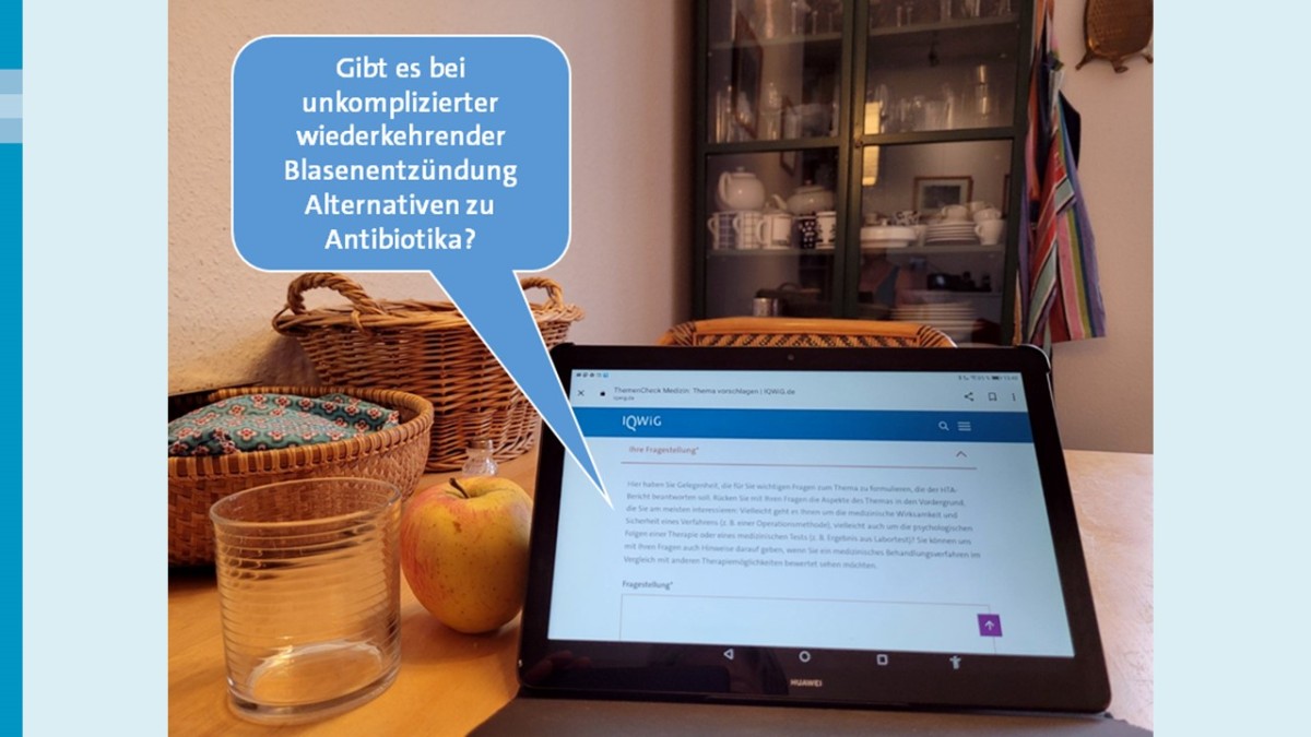 Foto von einem Tablet auf einem Küchentisch. Auf dem Bildschirm ist die Themencheck-Seite zu sehen, auf der man Vorschläge einreicht. Die Frage ist in einer blauen Sprechblase (oben links) hervorgehoben: "Gibt es bei unkomplizierter wiederkehrender Blasenentzündung Alternativen zu Antibiotika?" Neben dem Tablet ein Glas und ein Apfel, im Hintergrund zwei Körbe und ein Geschirrschrank.