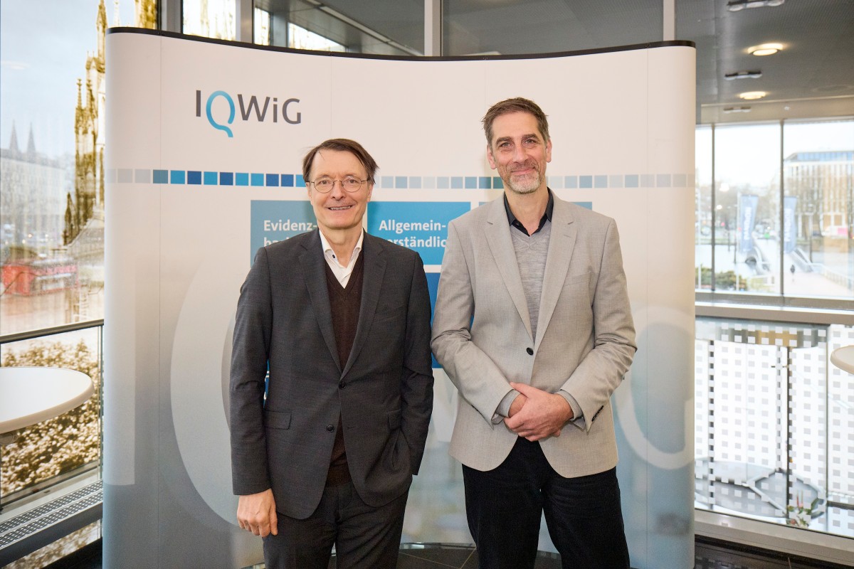 Photo of the Director of the Institute Thomas Kaiser and the German Federal Minister of Health, Karl Lauterbach