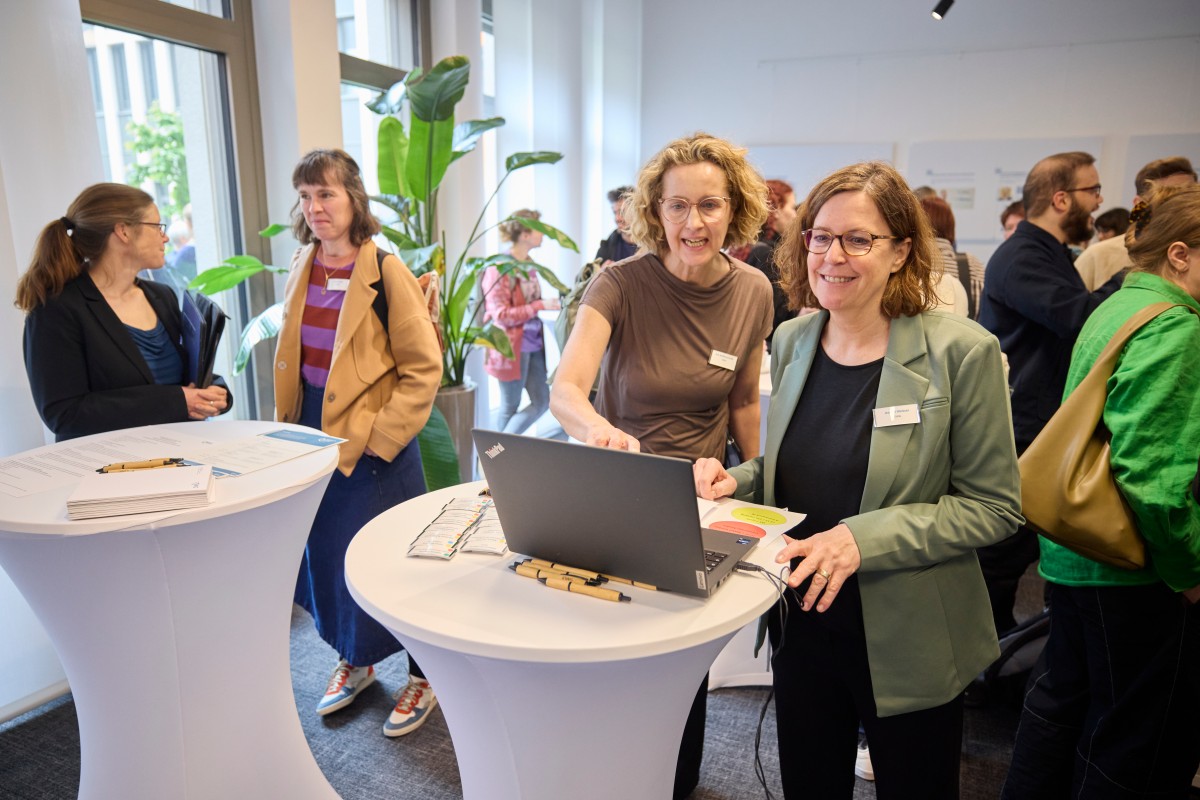 Mehrere Personen bei der Anmeldung zum IRM