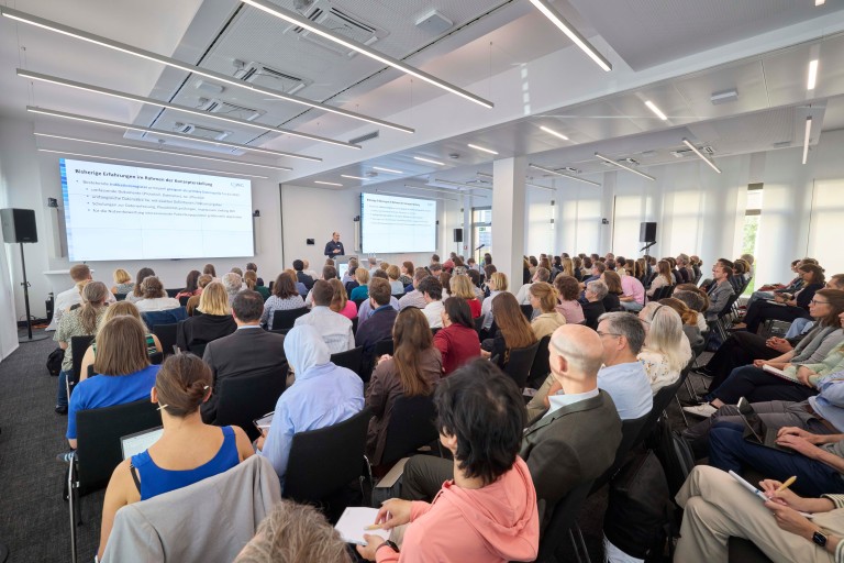 IQWiG im Dialog 2025 Meschen im Saal von hinten