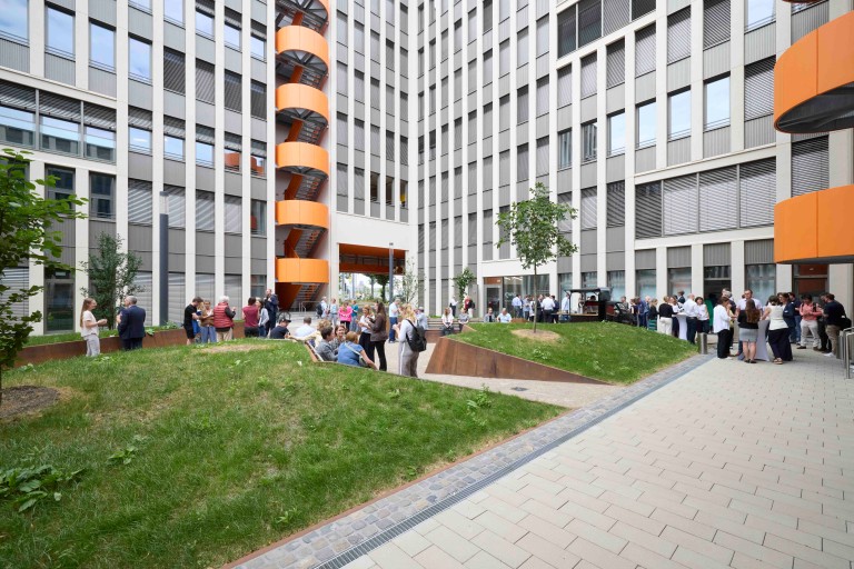 Foto vom neuen IQWiG mit Menschen