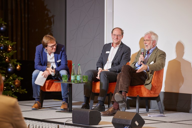 Foto von Holger Wormer, Martin Hug und Wolf-Dieter Ludwig beim moderierten Streitgespräch