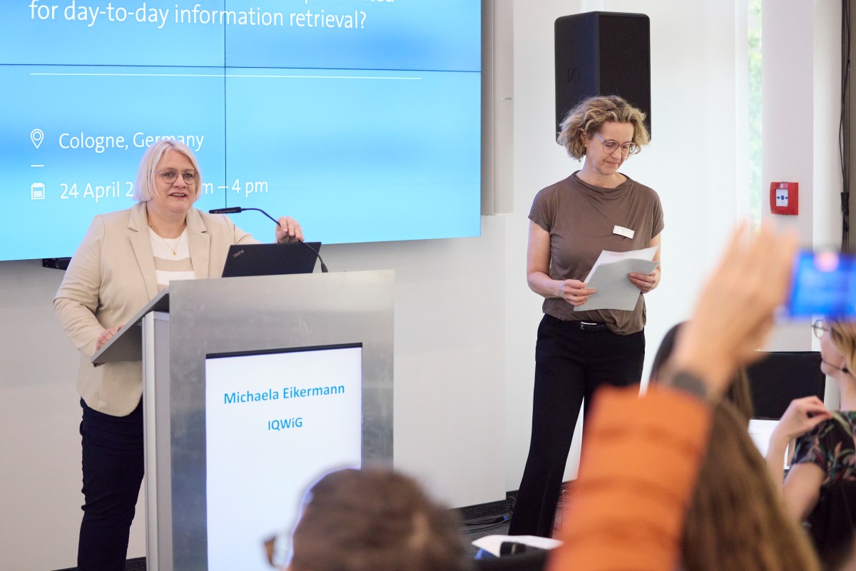 Michaela Eikermann (links) und Siw Waffenschmidt (rechts) bei der Begrüßung