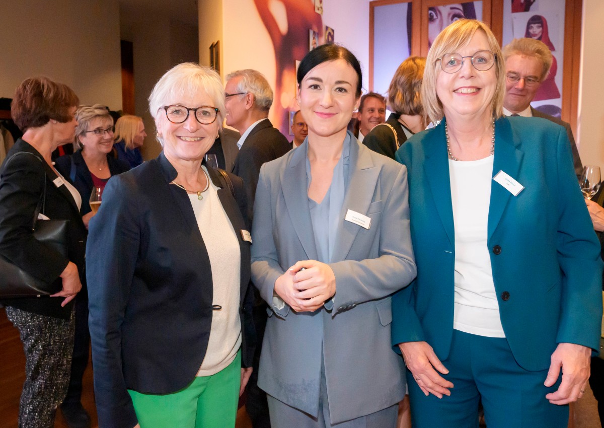 Andrea Benecke (BPtK), Paula Piechotta (MdB) und Ulrike Elsner (vdek).