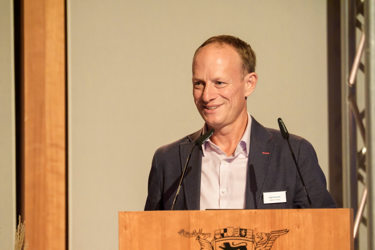 Jörp Meerpohl am Rednerpult