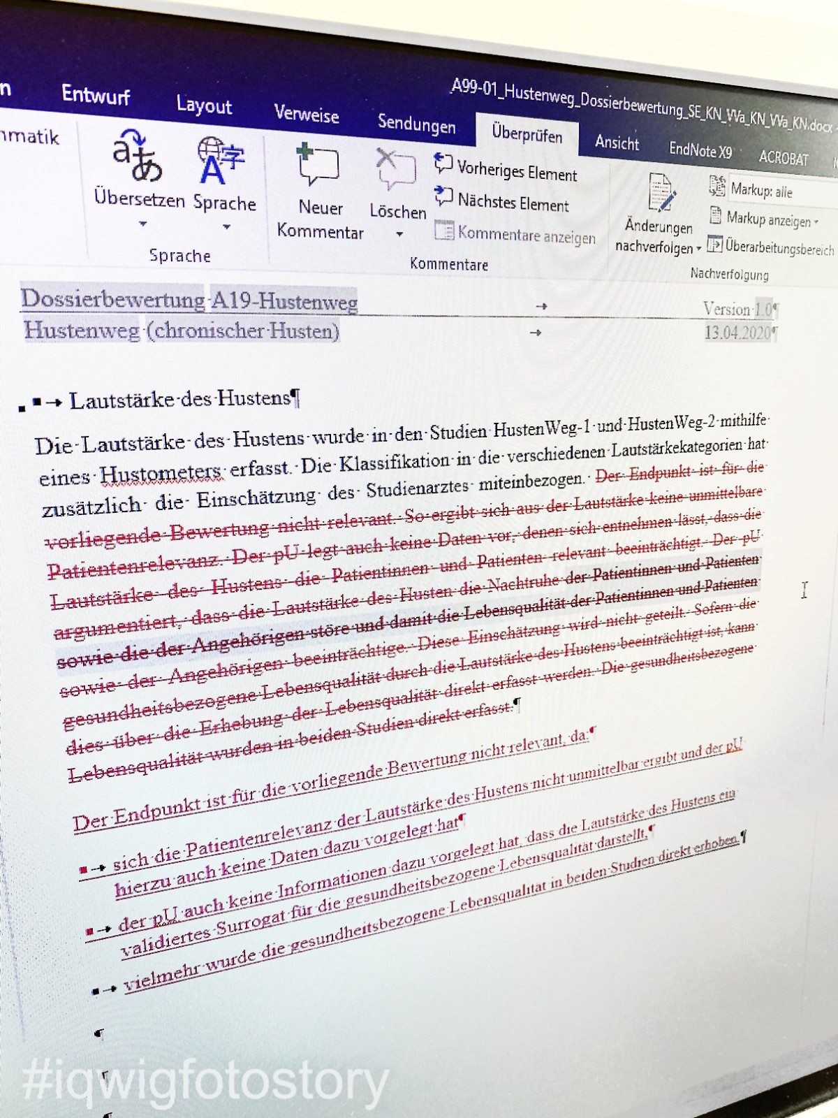 Bildschirm mit einem offenen Word-Dokument im Überarbeitungsmodus: Das Unterkapitel „Lautstärke des Hustens“ wurde gerade stark überarbeitet; es ist viel Text rot und durchgestrichen.
