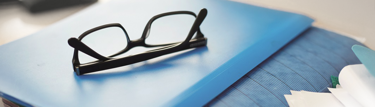 Schluckgrafik: Brille auf Hefter