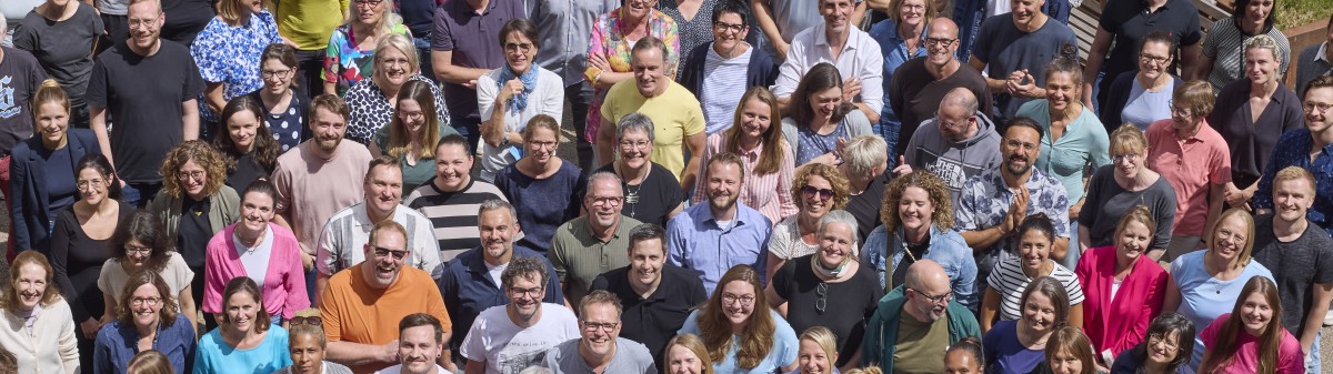 Große Gruppe von Mitarbeitenden des IQWiG im Innenhof