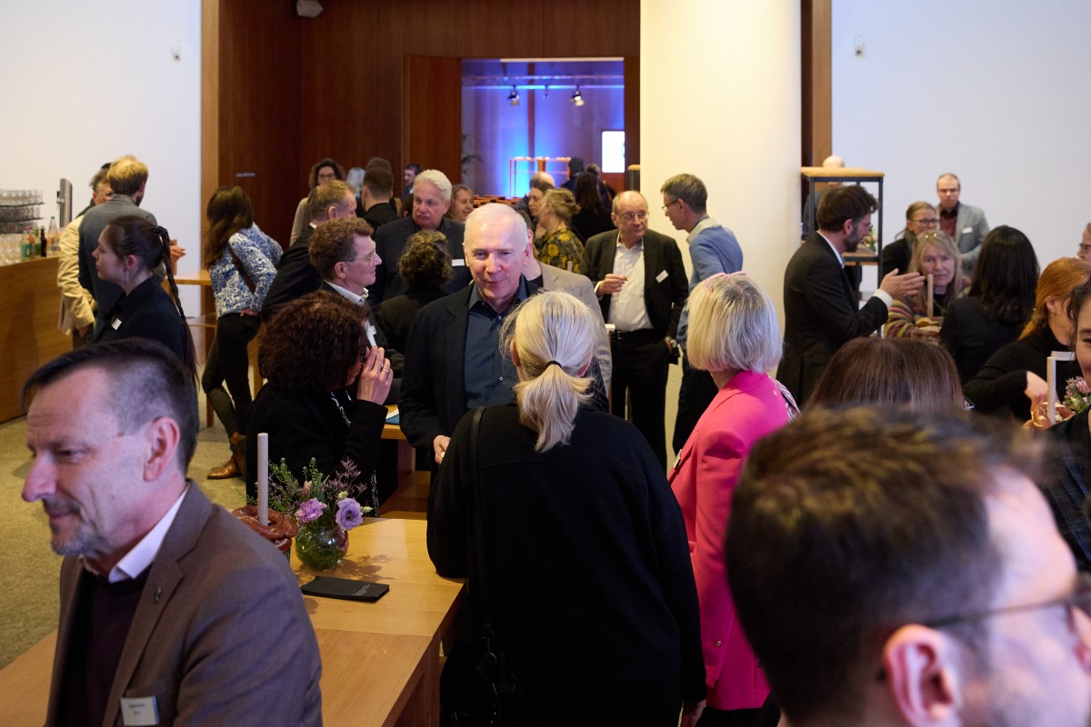 Vor und nach der Podiumsdiskussion gab es Gelegenheit für den persönlichen Austausch