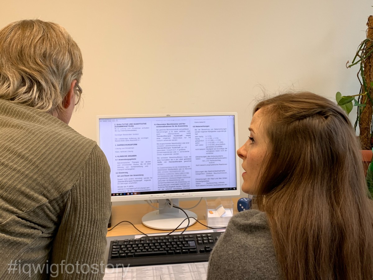 Wir blicken über die Schultern zweier Frauen auf einen Bildschirm, auf dem eine Fachinformation zu sehen ist. Sie diskutieren über diese neue Information.