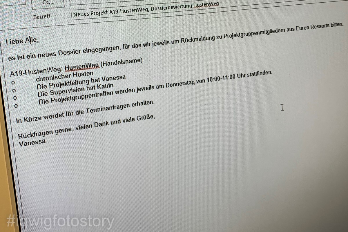 Screen showing an email in which Vanessa asks the department heads to nominate the project group members for the assessment of the new drug, the cough medicine “HustenWeg” (translation: cough gone). 