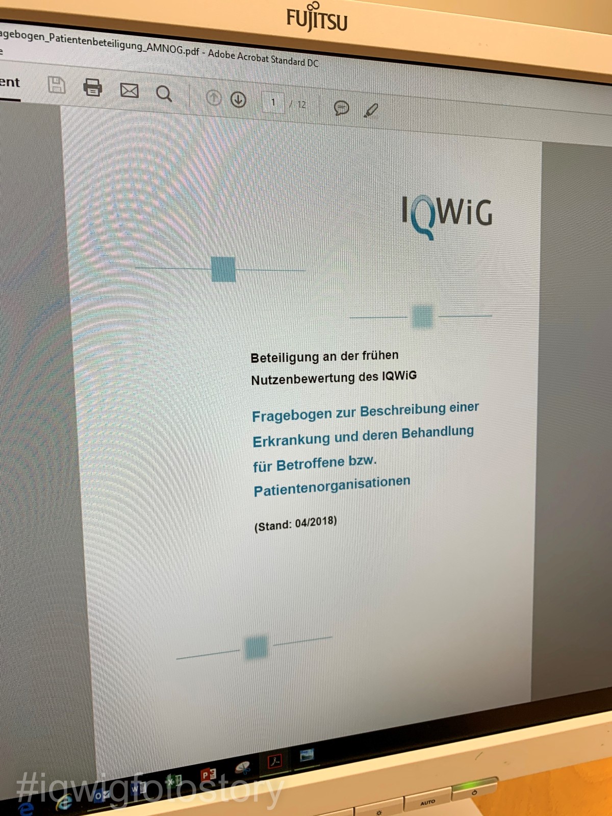 Bildschirm, auf dem das Deckblatt eines Fragebogens zu sehen ist, in dem Betroffene bzw. Patientenorganisationen eine Erkrankung und ihre Behandlung beschreiben.
