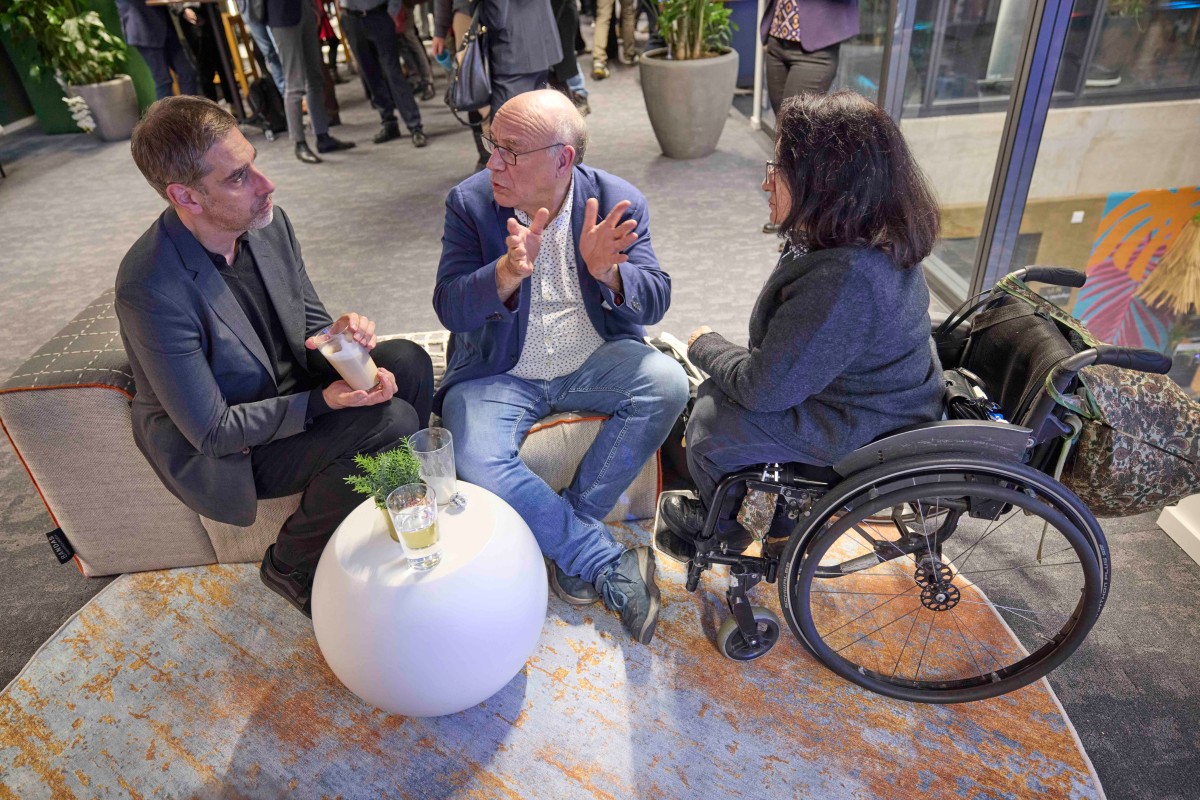 IQWiG-Leiter Thomas Kaiser (l.) im Gespräch mit Claudia Finis (DOIG, r.) und Josef Schepers. 