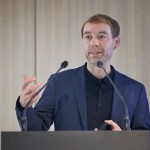 Thomas Kaiser im Gespräch mit dem Politik- und Kommunikationsberater Johannes Hillje (r.). 