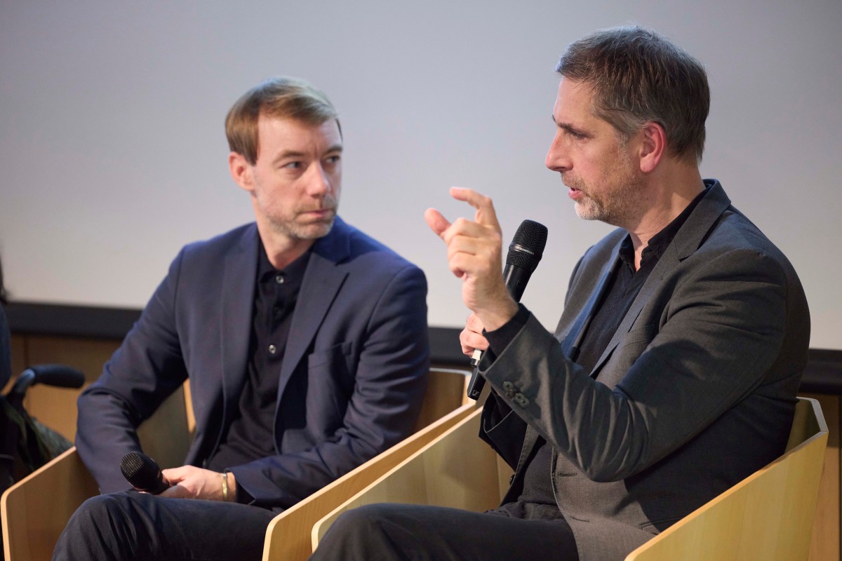 Thomas Kaiser im Gespräch mit dem Politik- und Kommunikationsberater Johannes Hillje (l.).